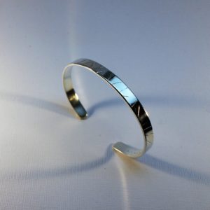 Enkel armband i silver, präglat mönster