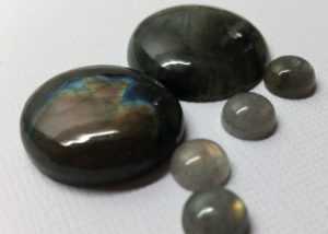 Labradorite gemstone ädelstenar