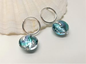 silver örhängen med muranoglas pärlor